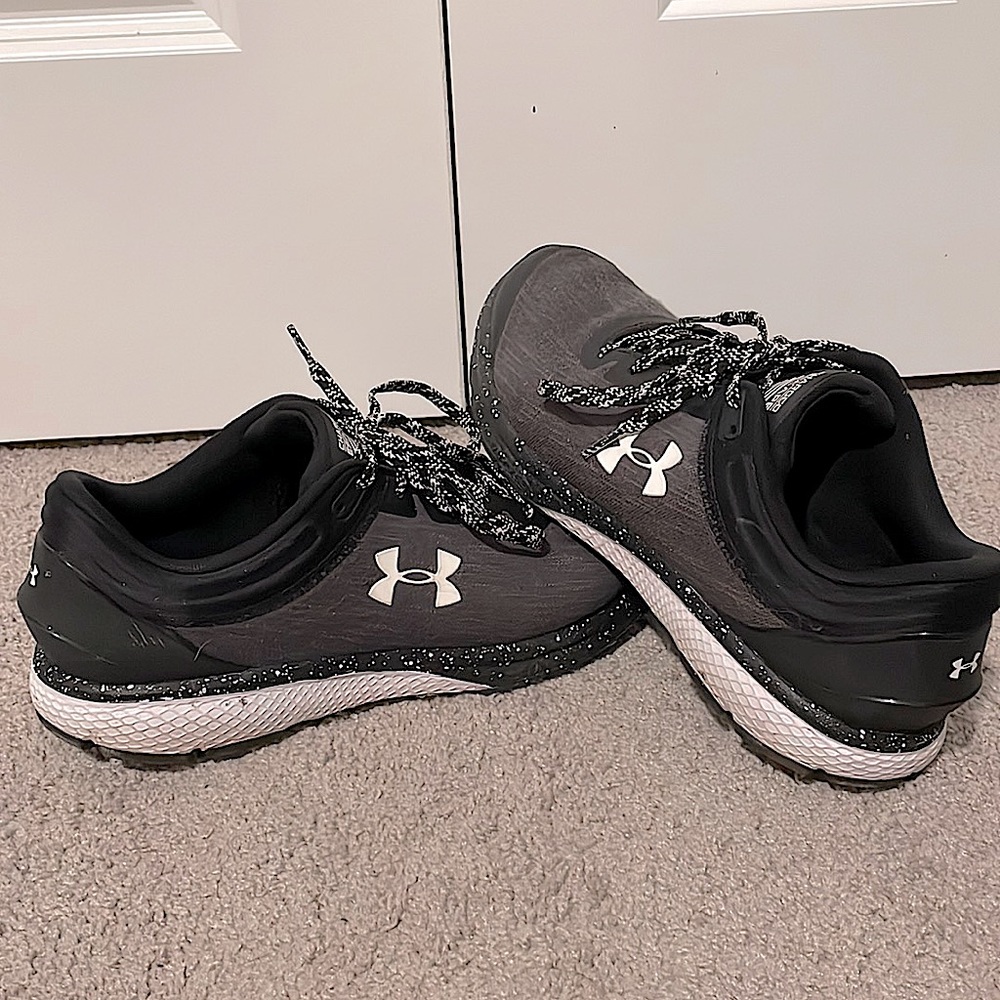 Black and white paint splatter under armor running shoes. Women’s size 11